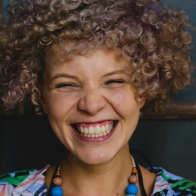Donna sorridente con capelli ricci corti
