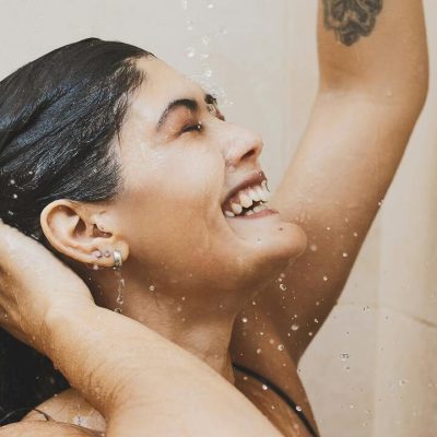 Donna si lava i capelli