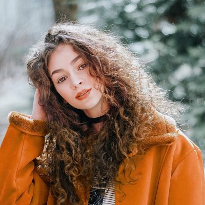 Donna con capelli ricci lunghi
