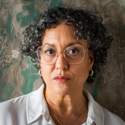 Donna con capelli ricci corti sale e pepe