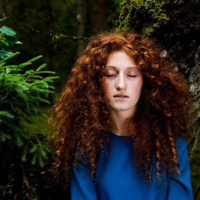 Ragazza con capelli ricci lunghi rossi